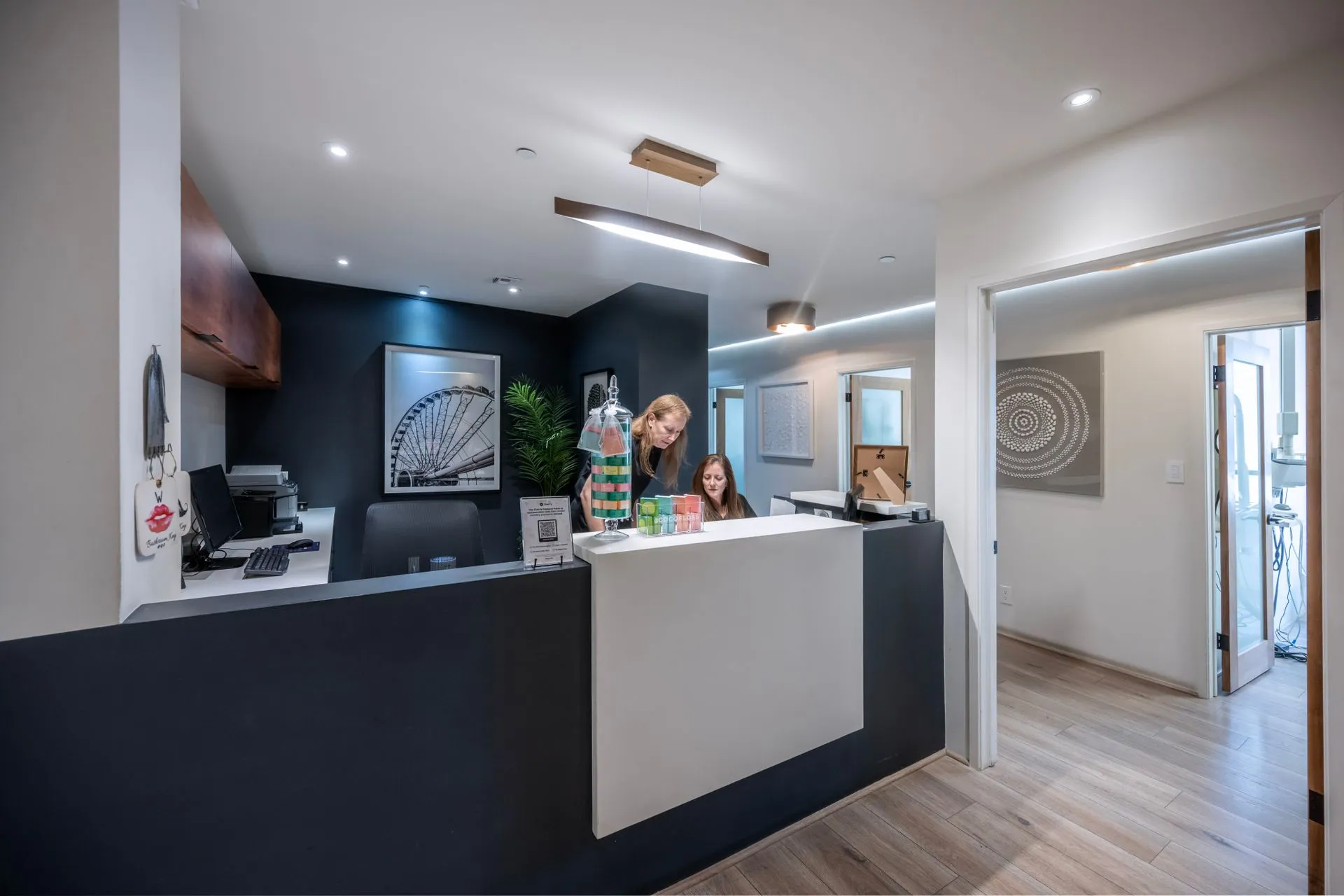 Recepción luminosa de una clínica dental como la de Clínica Dental Rosario Carneiro