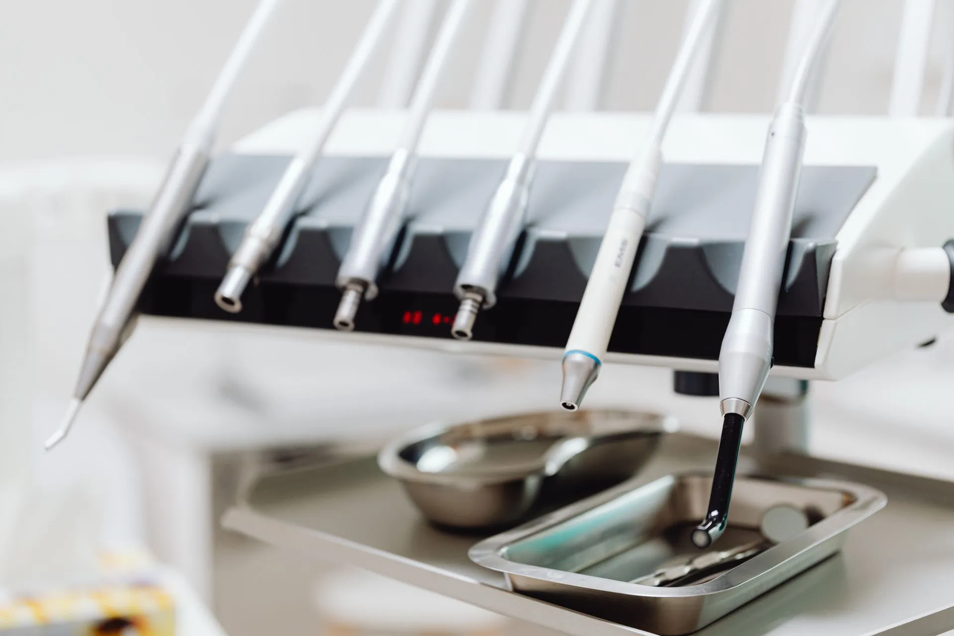 Instrumental dental ordenado y listo para una consulta