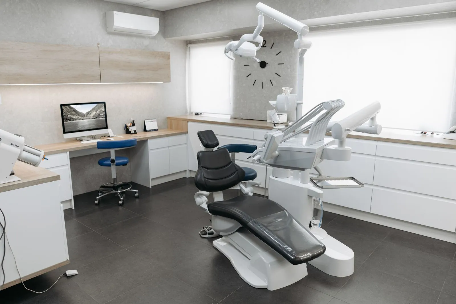 Gabinete dental equipado con sillón, lámpara y equipo de trabajo